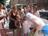 Paola Zurlini, responsabile Coop della sezione pallavolo e i suoi bambini baciano Marcella dopo le nozze