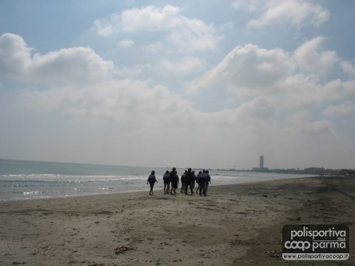 passeggiata di squadra sulla spiaggia