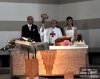Il Parroco dona agli sposi una copia del Crocifisso della Chiesa