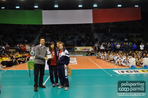IL MOMENTO DELLA PREMIAZIONE DELLA SQ. ROSSA, FABIOLA GUARESCHI E MARTINA VICERE' RICEVONO LA TARGA.