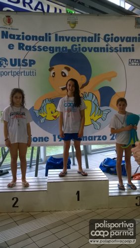 Giulia sul gradino più alto del podio dei 100 dorso