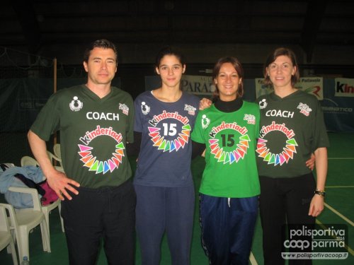 L'allenatrice Ilaria Benedini con il Prof. Augusto Sazzi allenatore della squadra del Carpi (A2)e per l'occasione anche allenatore della squadra della Provincia di Parma con le allenatrici del Borgovolley di Fidenza 