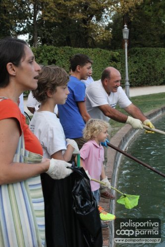 momenti dedicati alla pulizia del laghetto da parte di volontari piccoli e non.