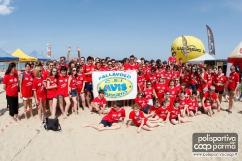 Foto di gruppo di alcuni parmigiani presenti al decimo raduno Young Volley on the Beach a Igea.
