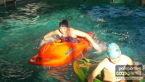 Allenamento in canoa per i piccoli nuotatori