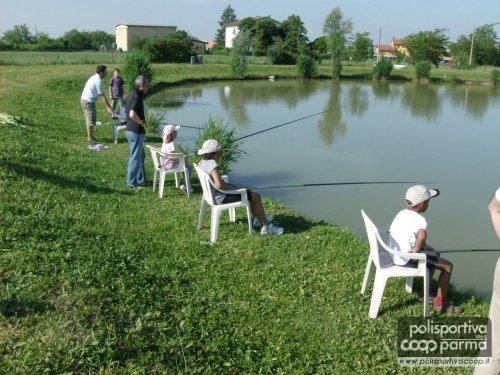 Piccoli pescatori crescono e pescano.