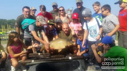 .... foto ricordo con carpa pesata (oltre 8 kg ) e prontamente rilasciata ...