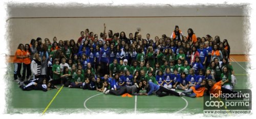 Foto di gruppo di tutte le atlete Coop Volley con le giocatrici del Cariparma SiGrade