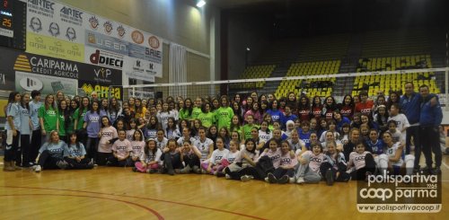 Foto di gruppo delle giovani Atlete Coop con le Giocatrici del Cariparma SiGrade