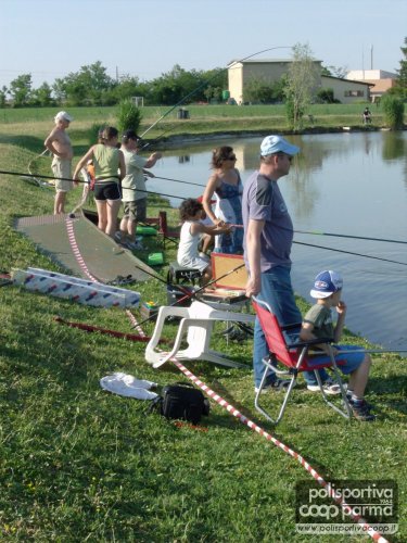 ...giovani pescatori alle prese con carpe e carassi...