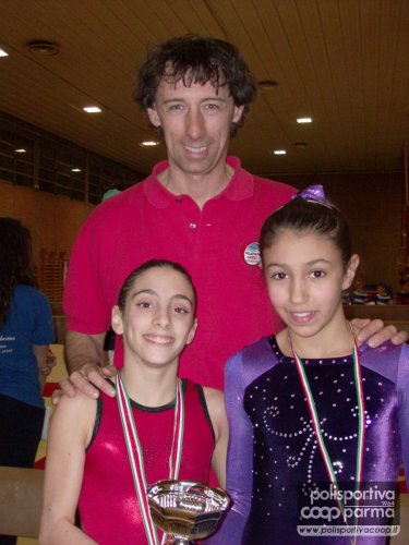 Aurora e Debora con l'allenatore Mauro Riccò