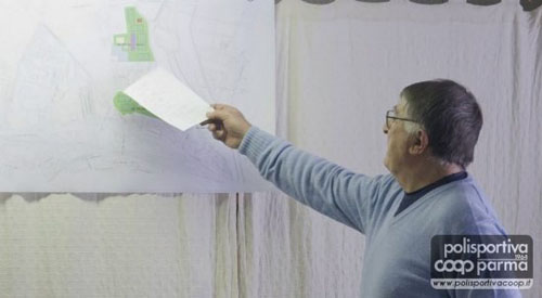 Il presidente Enrico Zurlini mostra i piani per la 