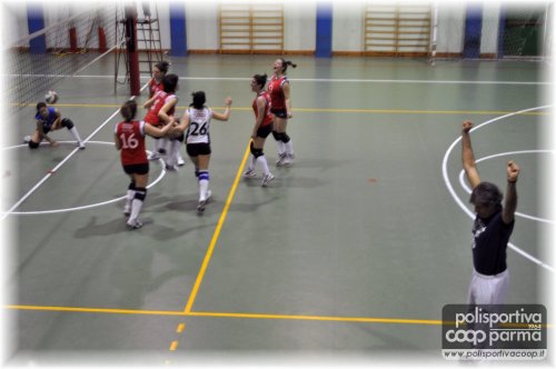 La gioia di Gianni Errichiello e delle ragazze al termine della partita