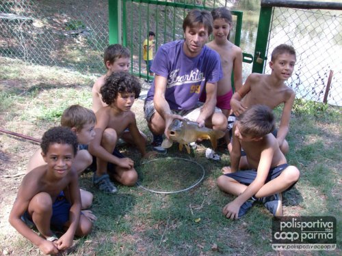 ....Cristian con carpa , attorniato dai giovani pescatori COOP NE...