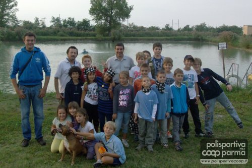 ....bambini ed organizzatori insieme nella più classica delle foto....