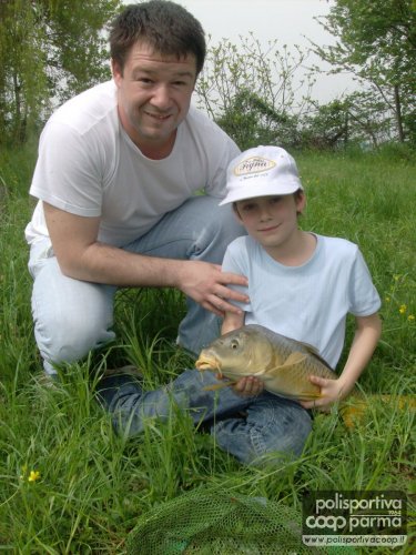 ......Davide col papà e la bellissima carpa da oltre 3 Kg. ....