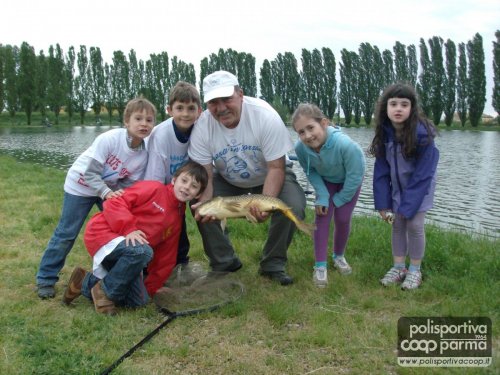 ...alcuni bambini della Categoria Pulcini con una bella carpa...