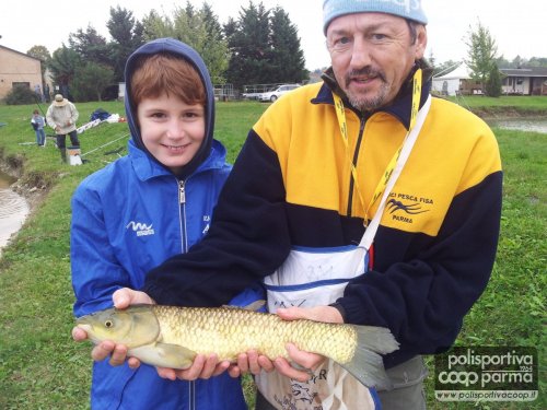  Elio mostra la bellissima amur appena pescata!!!!!.e dopo la foto prontamente rilasciata...