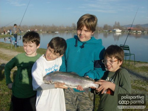 ....piccoli pescatori con GRANDI trote ....