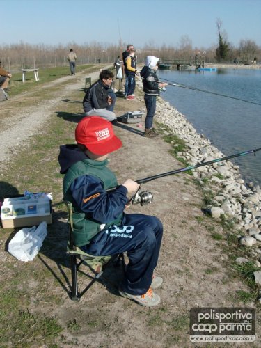 ....finalmente anche i giovani  pescatori con la tuta sociale!!!!.....