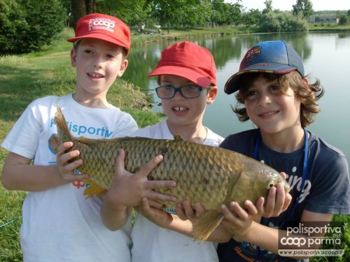 ...Mattia,Gabriele e Pietro sorridenti prima di liberare la grande carpa....